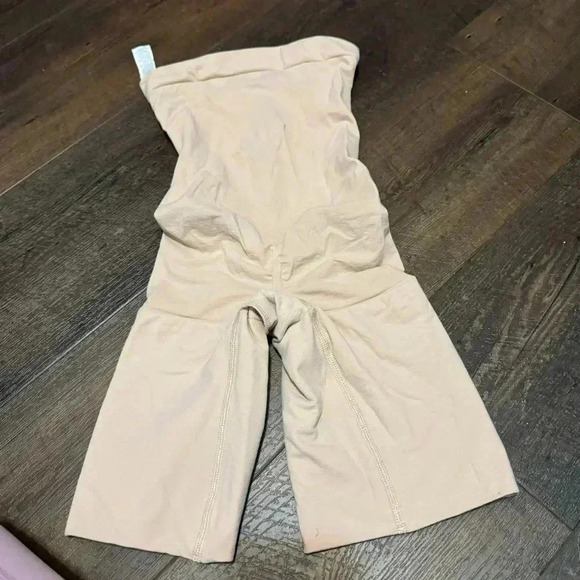 NWOT SPANX  Higher Power Short - S - Picture 6 of 7